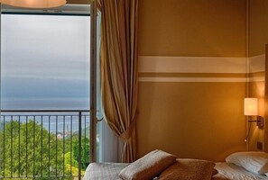Family Room, Sea View | Minibar, in-room safe, individually furnished, desk - Hotel La Vigna (Moneglia)