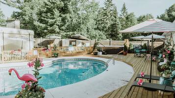 Piscina externa sazonal, funciona das 9h às 22h, espreguiçadeiras