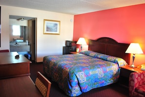 Camas con pillow-top, escritorio y cortinas blackout