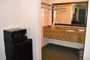 Camas con pillow-top, escritorio y cortinas blackout 