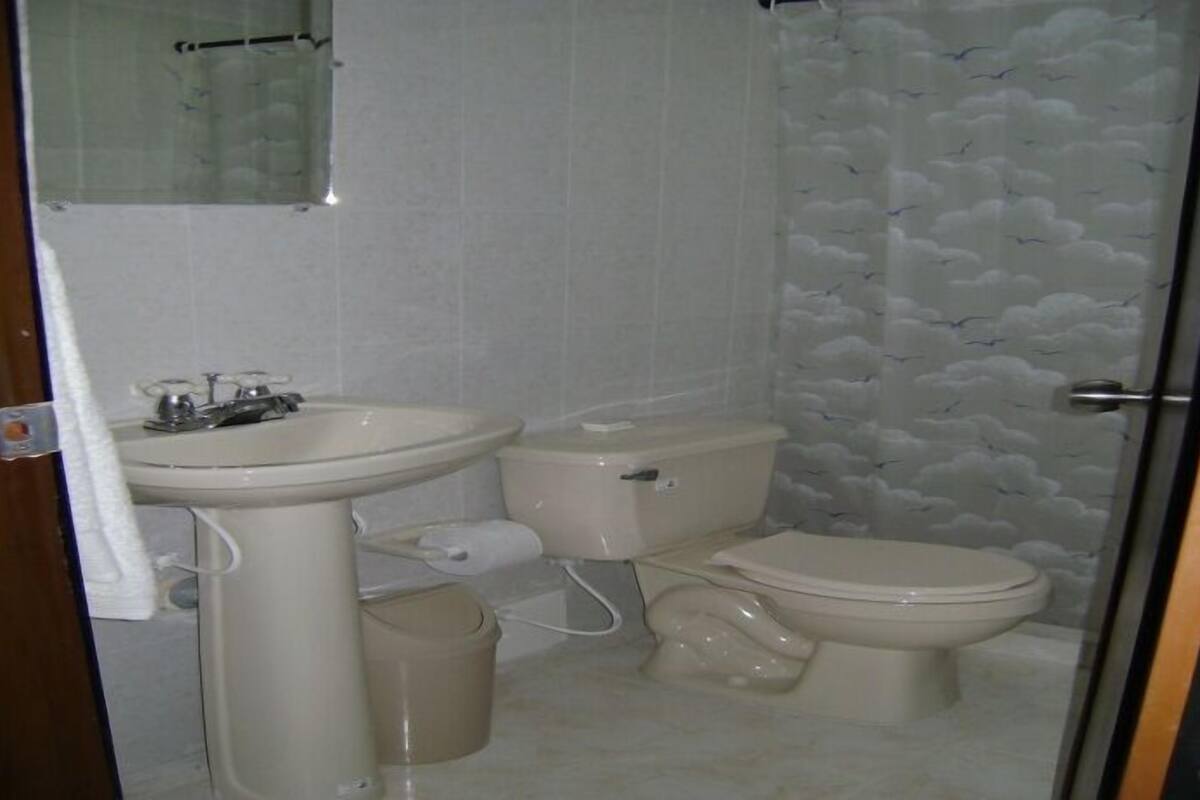 Regadera y amenidades de baño gratuitas