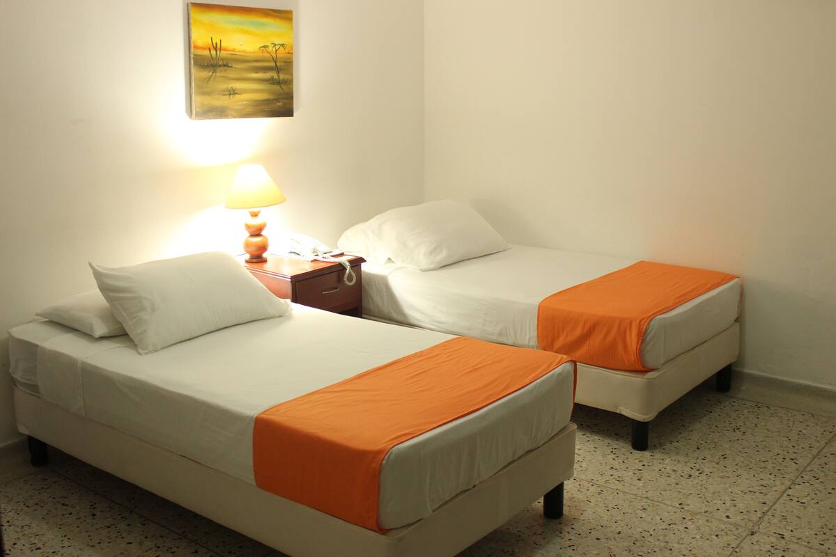 Habitación doble estándar | Minibar, caja de seguridad en la habitación, escritorio y wifi gratis
