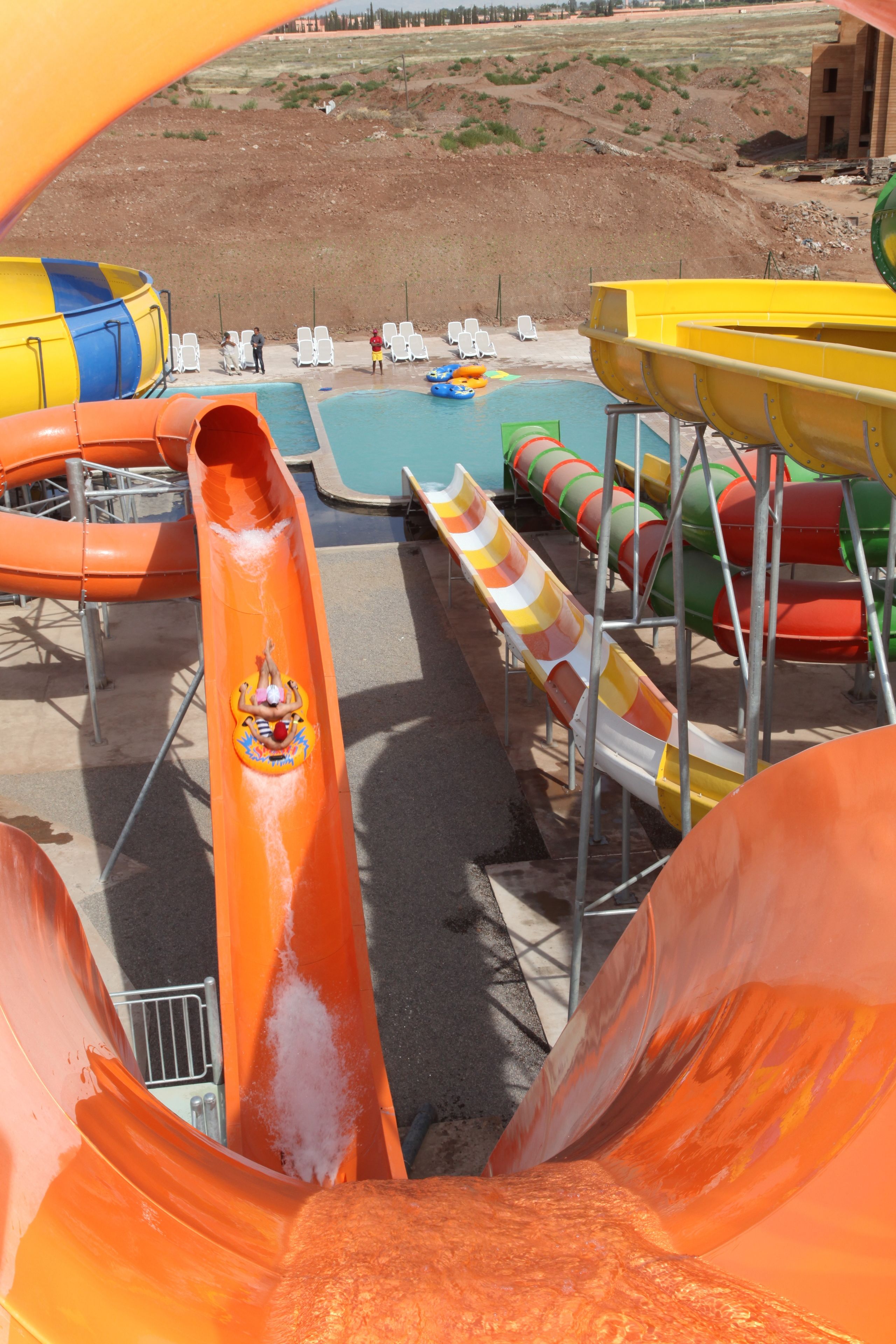 Parque acuático con múltiples toboganes y una zona de piscina.