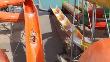 Parque acuático con múltiples toboganes y una zona de piscina.