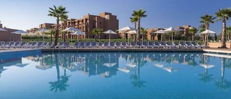 3 piscines extérieures, parasols de plage, chaises longues