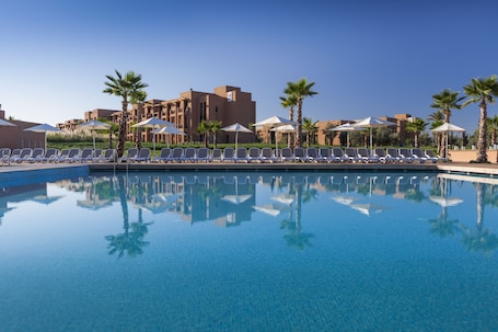 3 piscinas al aire libre, sombrillas, sillones reclinables de piscina