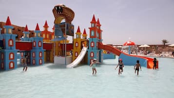3 piscines extérieures, parasols de plage, chaises longues