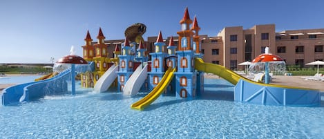 Un parque acuático con múltiples toboganes y una estructura similar a un castillo.