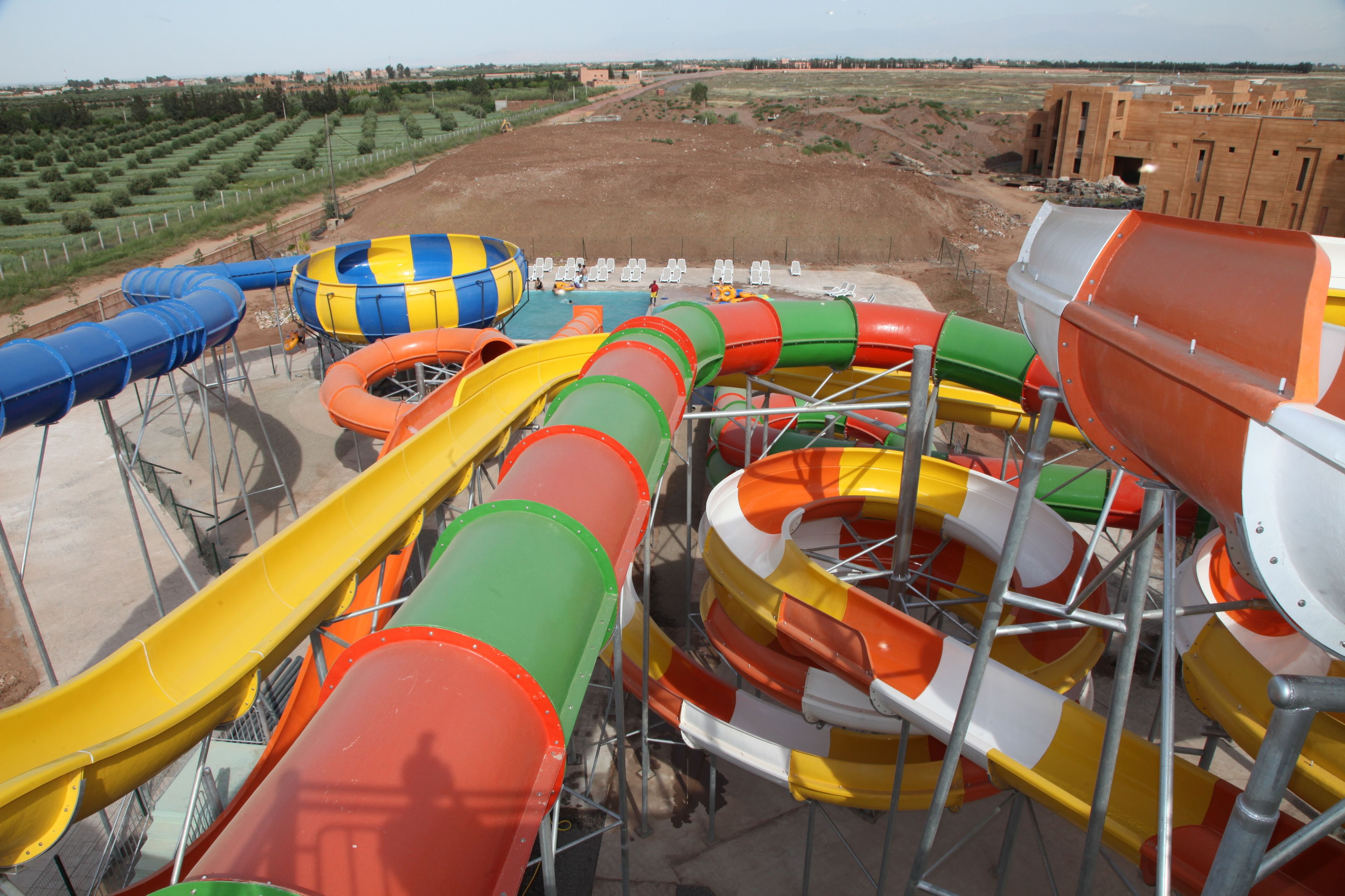 Un parc aquatique doté de nombreux toboggans et d’une zone de sable.