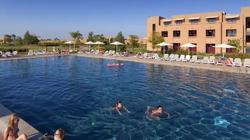 3 piscines extérieures, parasols de plage, chaises longues