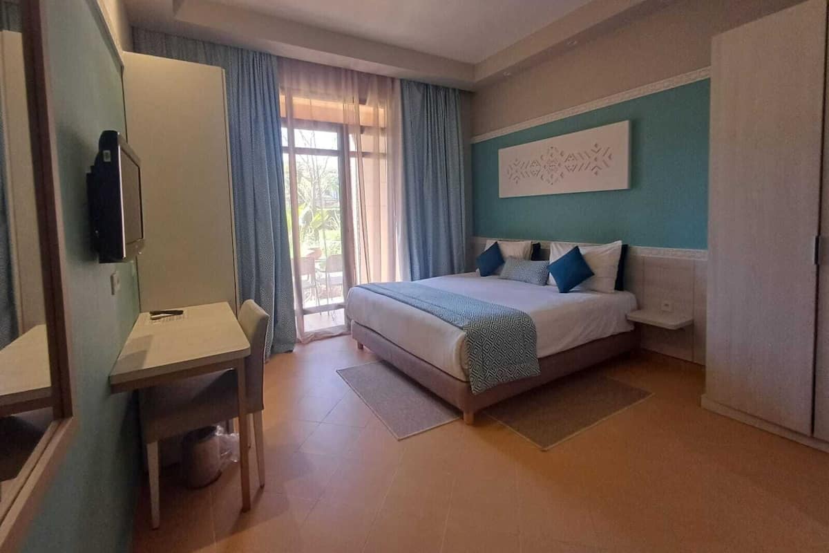 Frigobar, cofres nos quartos, escrivaninha, Wi-Fi de cortesia