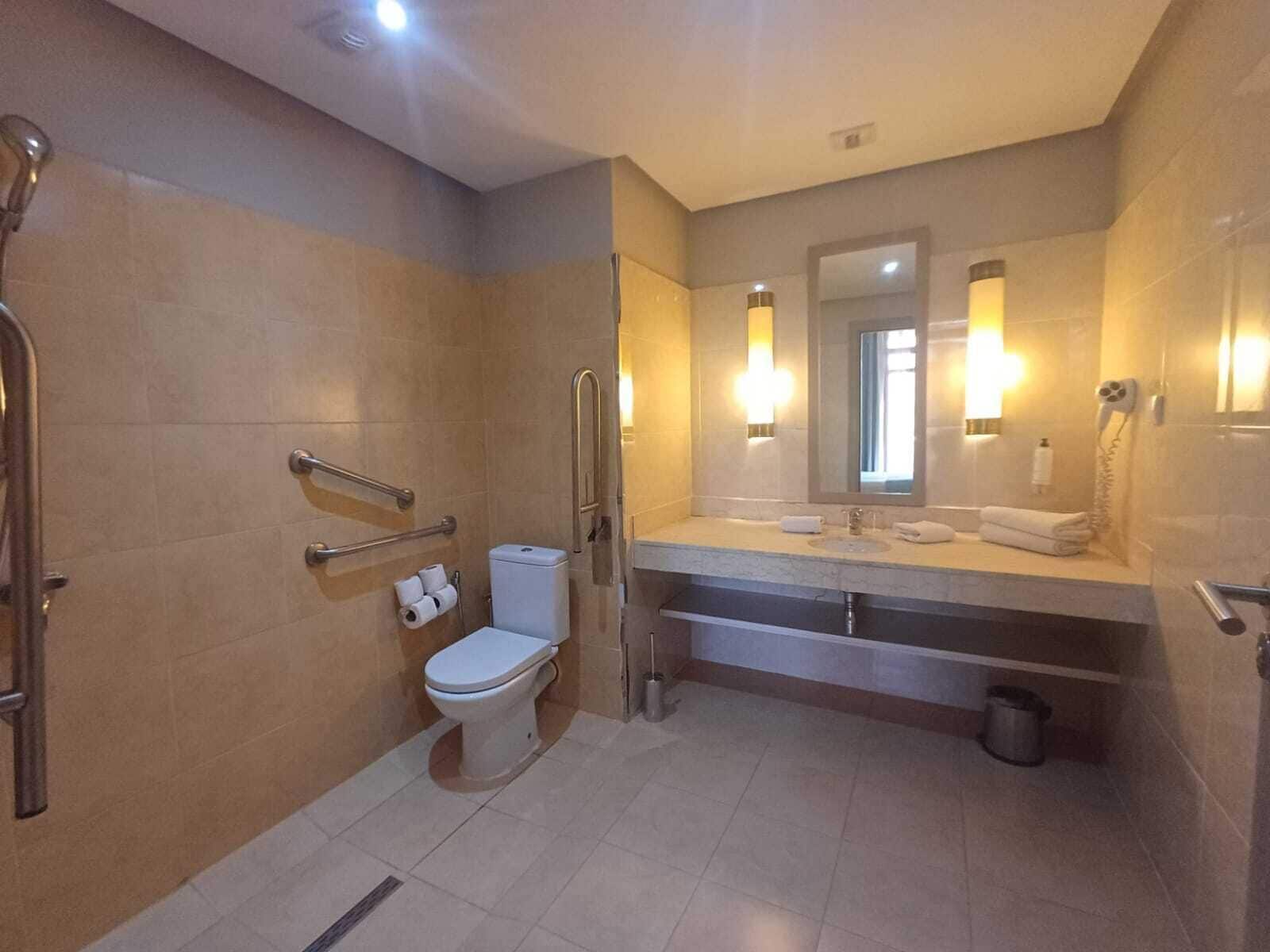 Un baño moderno con inodoro, bidé y zona de ducha.