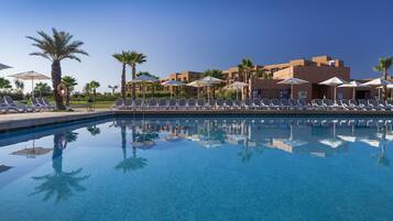 3 udendørs pools, parasoller, liggestole