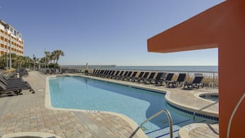 Una piscina techada, una piscina al aire libre