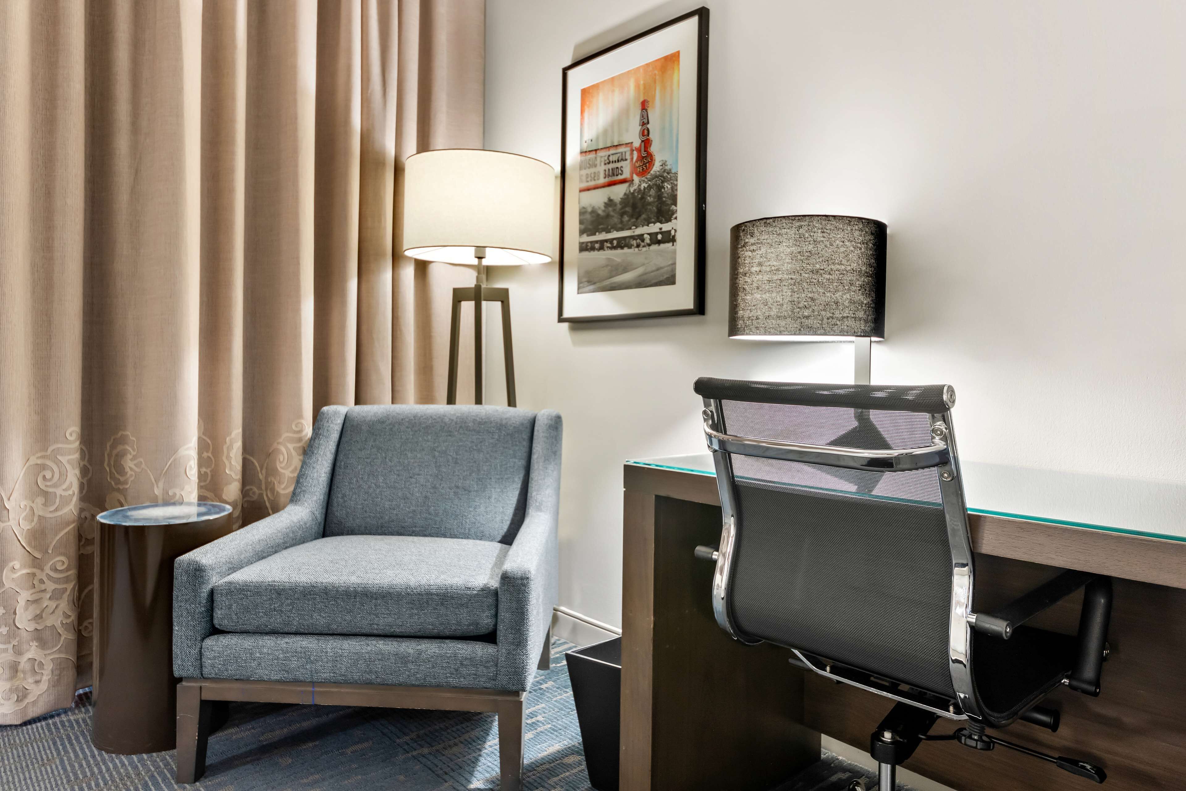 egyptian cotton sheets, premium bedding, in-room safe, desk