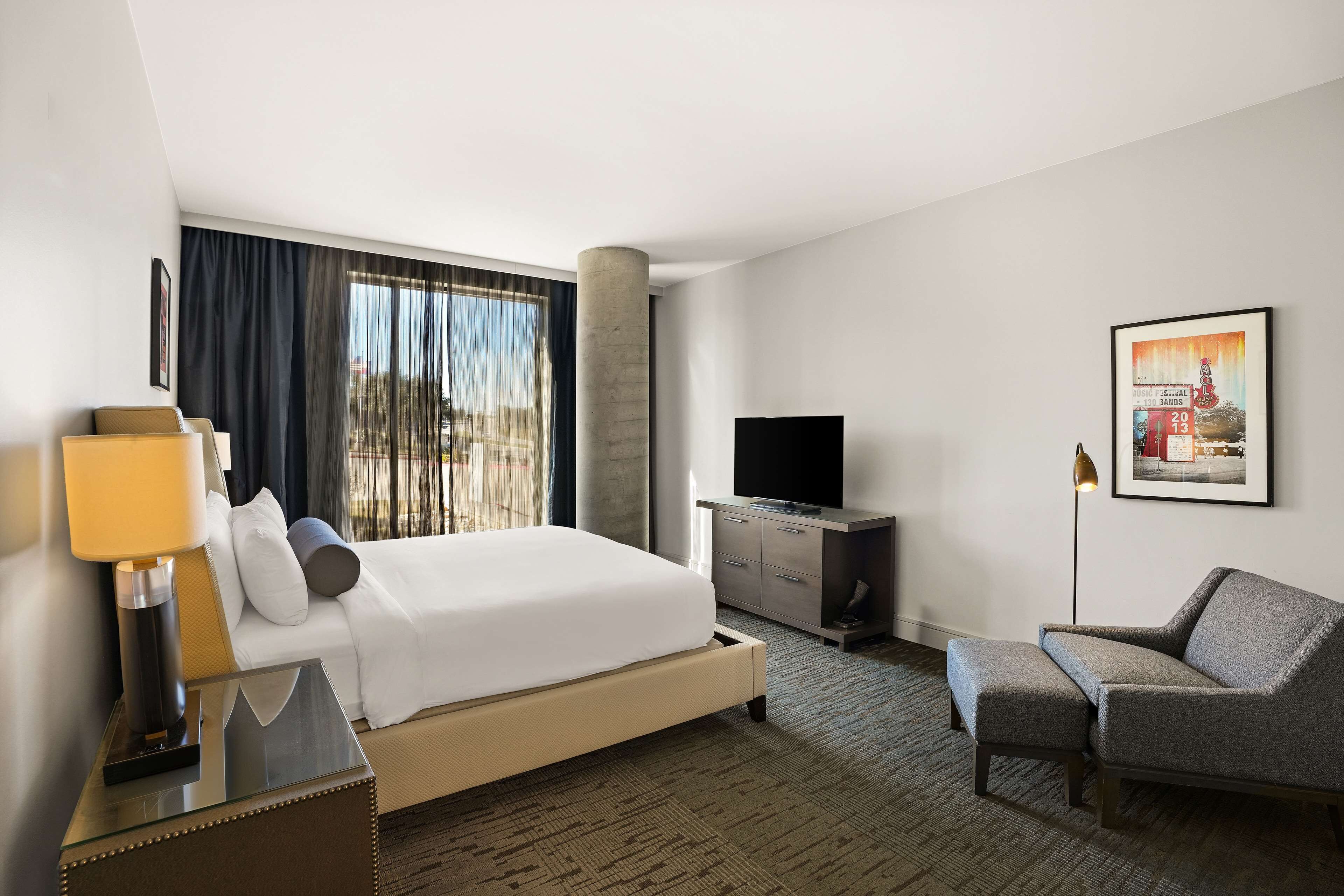 egyptian cotton sheets, premium bedding, in-room safe, desk