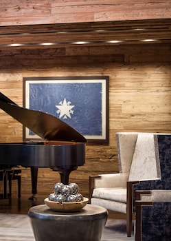 Hotel entrance and lobby at Sonesta Bee Cave Austin Hill Country