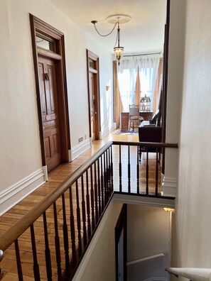 Egyptian cotton sheets, premium bedding, down duvets, pillow-top beds - The Woodbridge House (Kingsville)