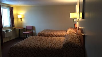 Habitación, 2 camas matrimoniales, para fumadores | Escritorio, insonorización, wifi gratis y ropa de cama