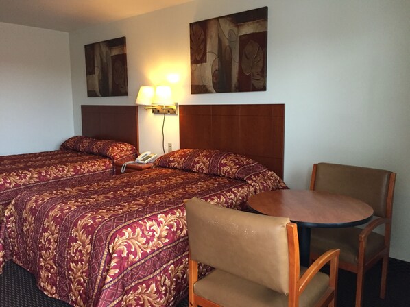 客房, 2 张双人床 | 办公桌、隔音、免费 WiFi、床单