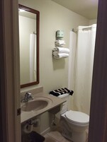 Secador de pelo, bidet, toallas