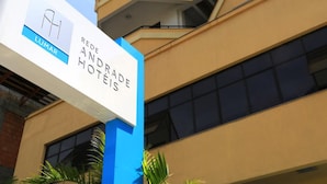 Une enseigne d’hôtel portant les marques « REDE ANDRADE HOTELS » et « LUMAR ».