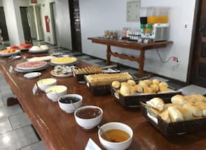 Buffet déjeuner gratuit tous les jours