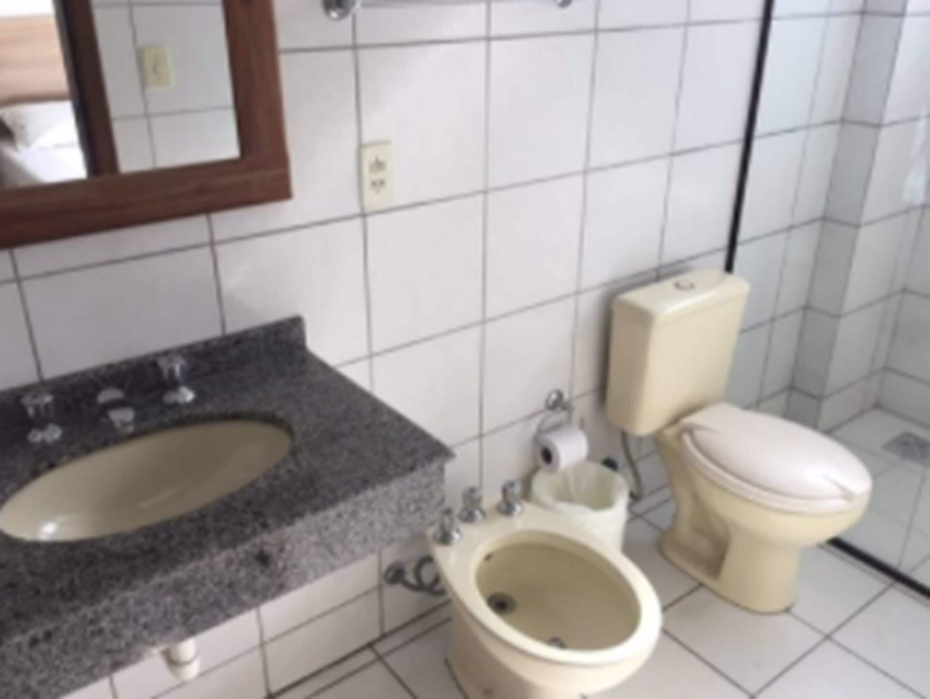 shower, free toiletries, towels