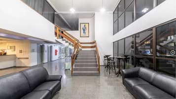 Área de estar no saguão