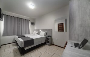 Standard-Zweibettzimmer | Zimmersafe, Schreibtisch, Verdunkelungsvorhänge, kostenloses WLAN