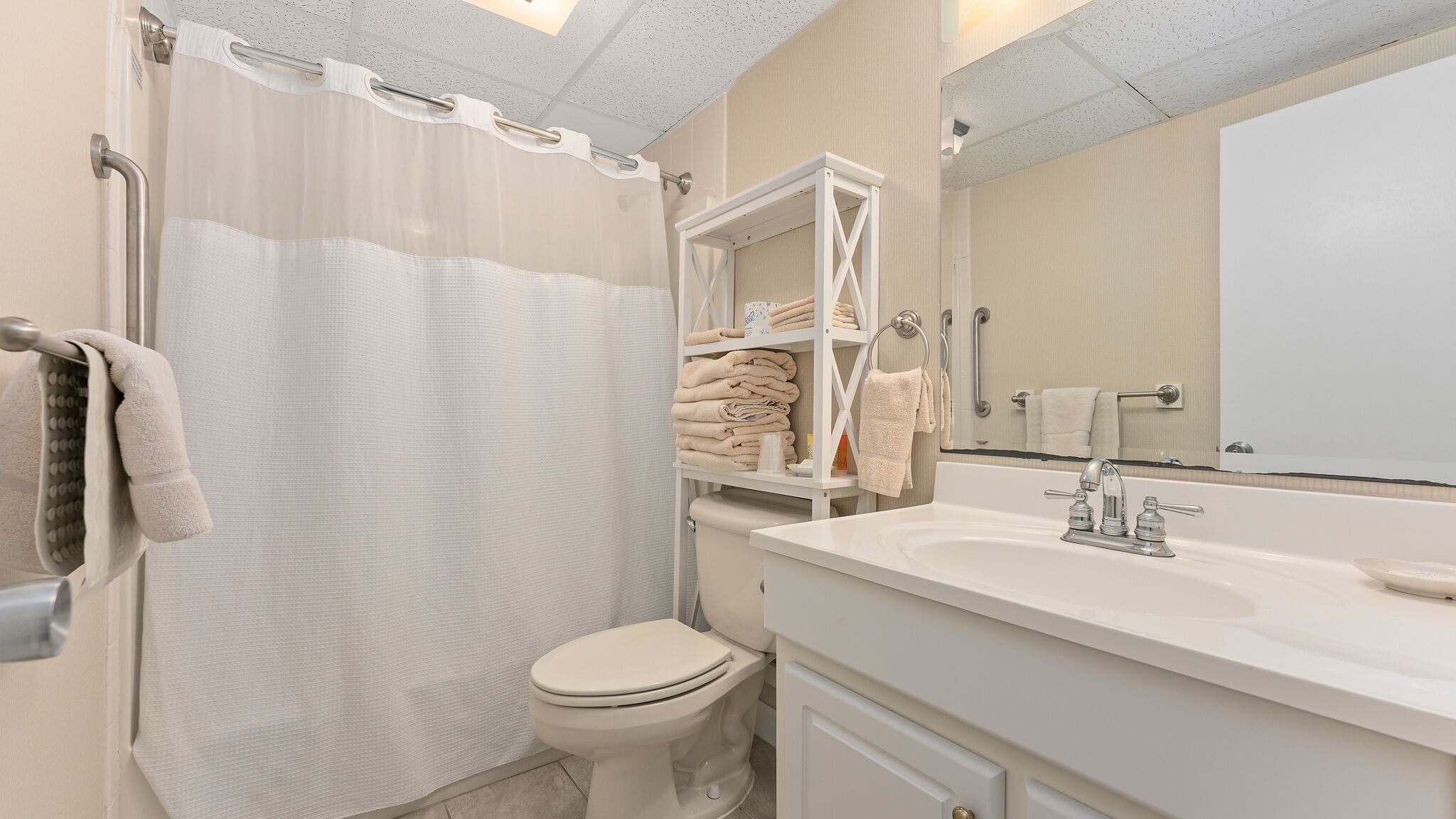 combined shower/bathtub, free toiletries, hair dryer, towels