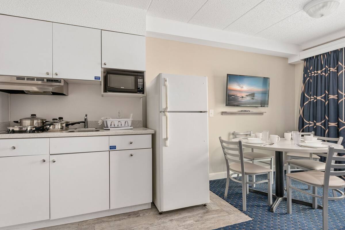 fridge, microwave, coffee/tea maker