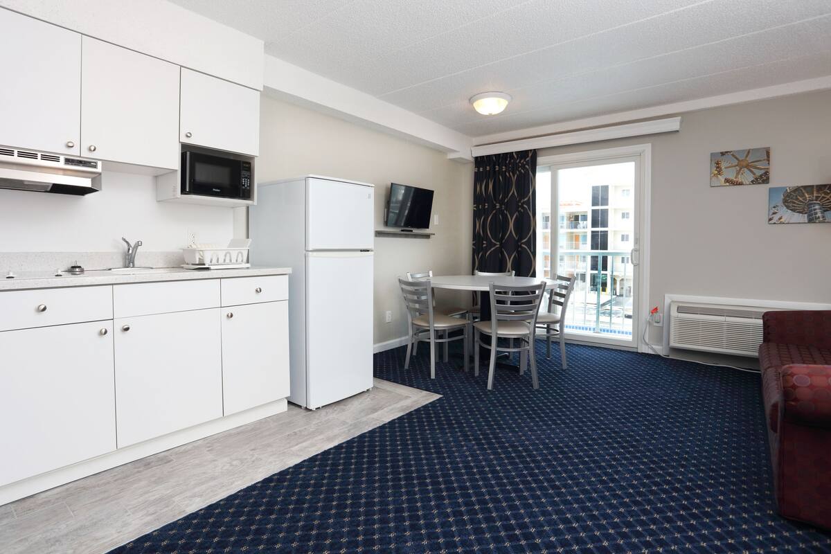 suite, 2 bedrooms, kitchen, pool view (unit d3) | in-room safe, desk, iron/ironing board, free cots/infant beds