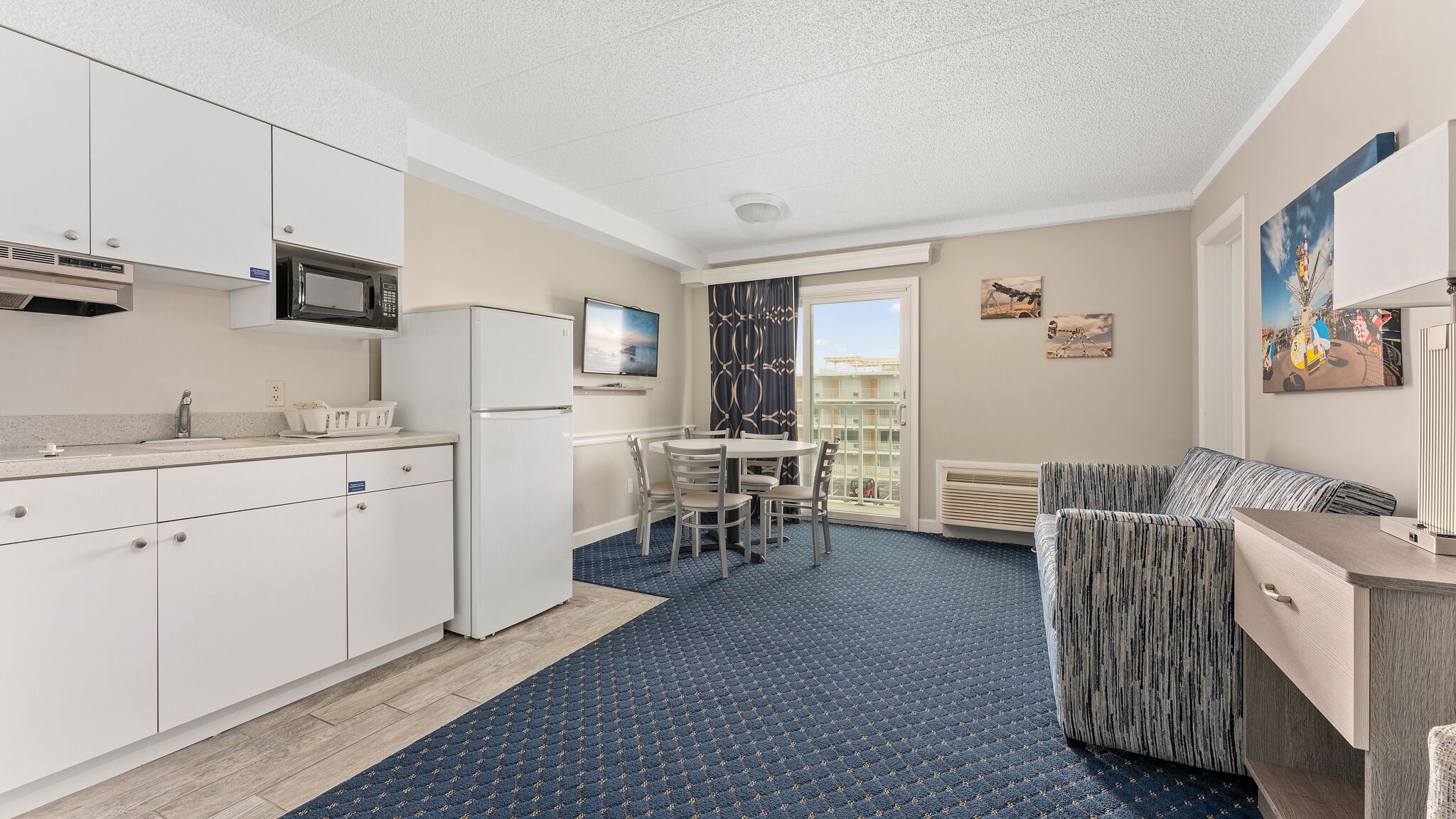 セーフティボックス (室内)、デスク、アイロン / アイロン台、ベビーベッド (無料)