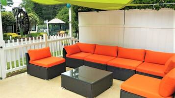 Piscina all'aperto, lettini