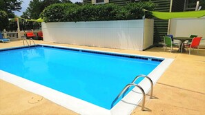 Utendørsbasseng og solsenger