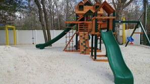 Children's play area - outdoor - Anvil Campground (Williamsburg)