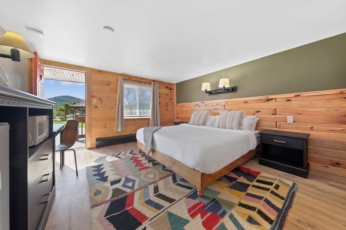 King Room | Premium bedding, iron/ironing board (on request), WiFi (free)
