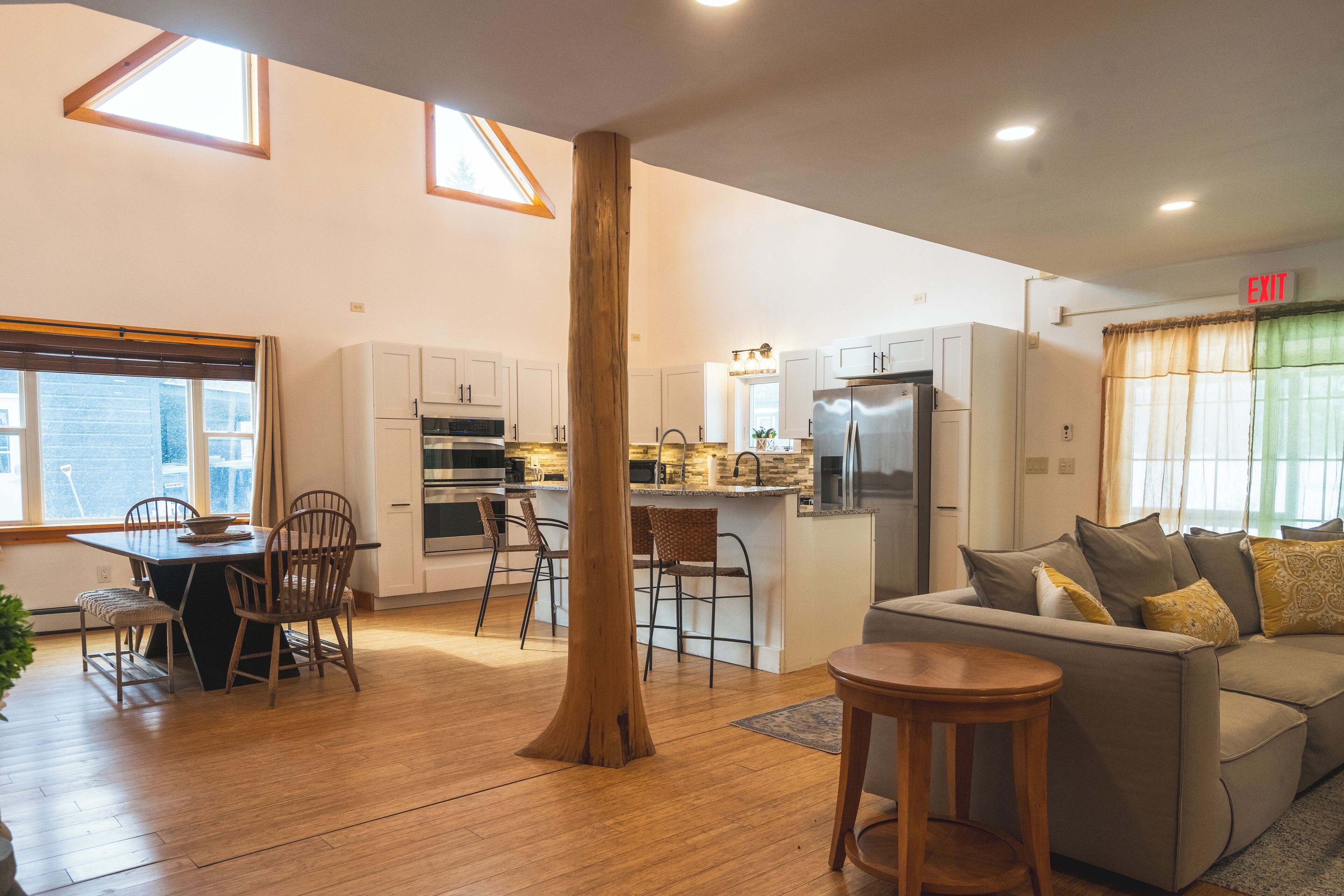 Télévision à écran plat de 55 pouces avec chaînes par câble, télévision