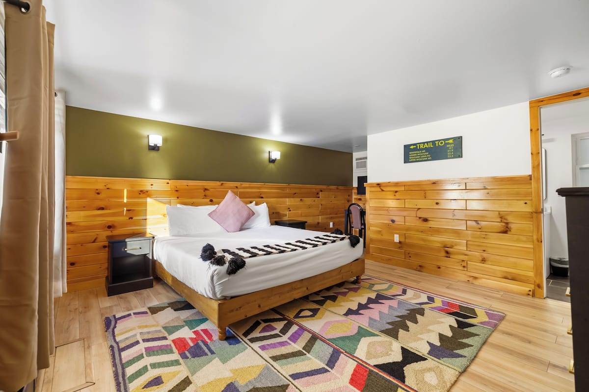 King Accessible | Premium bedding, iron/ironing board (on request), WiFi (free)
