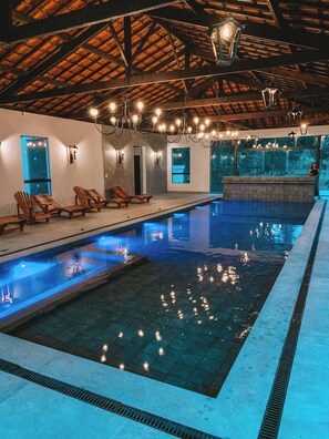 2 outdoor pools, pool loungers