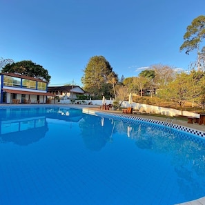 2 outdoor pools, pool loungers
