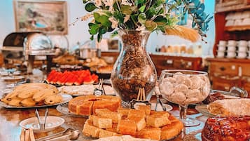 Café da manhã com buffet grátis todos os dias