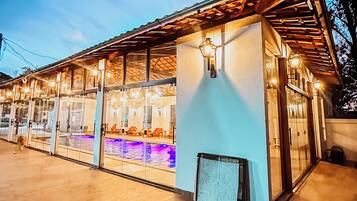 2 piscinas externas, espreguiçadeiras
