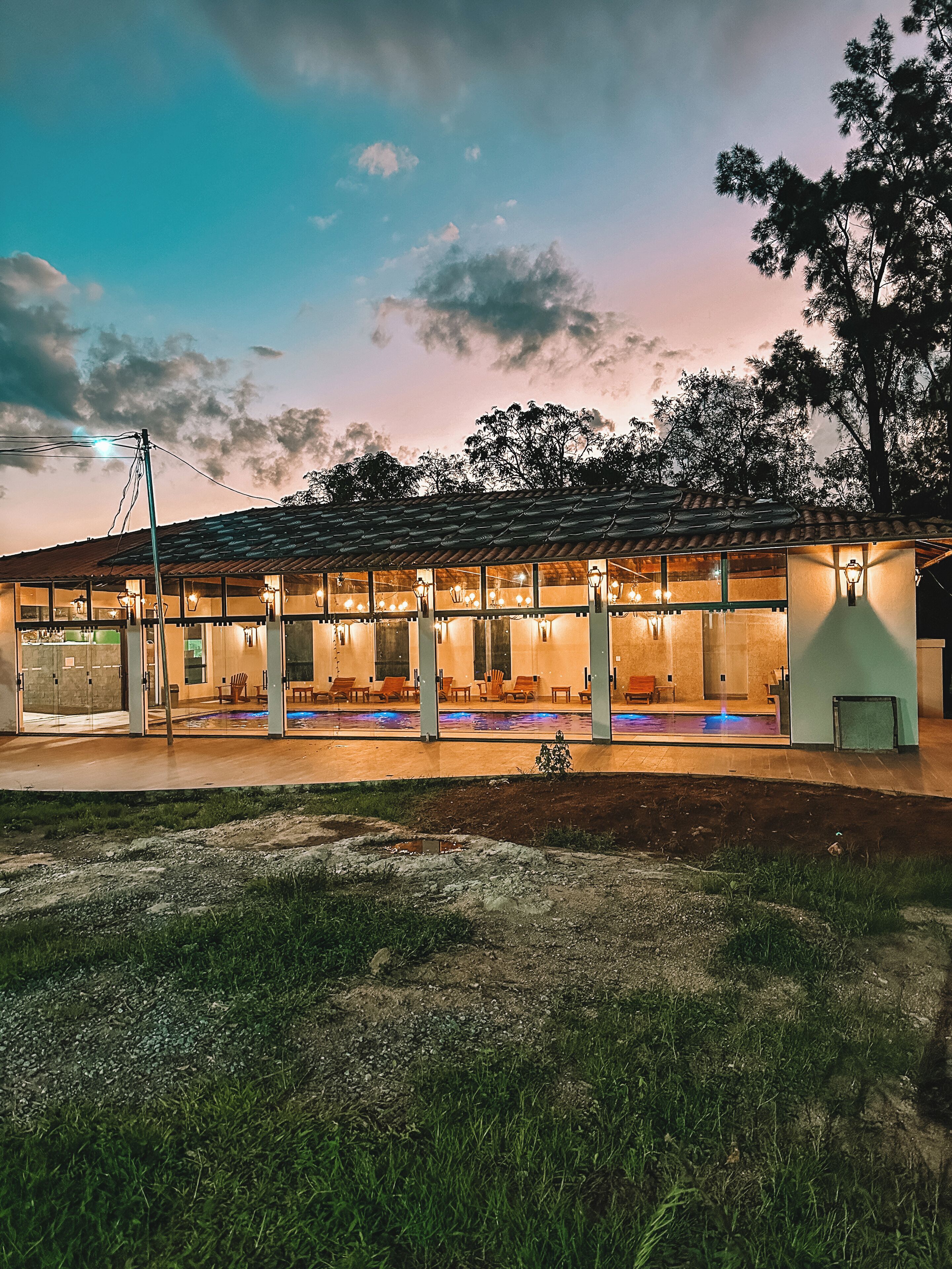 2 piscinas externas, espreguiçadeiras