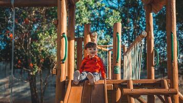 Zona de juegos infantil al aire libre
