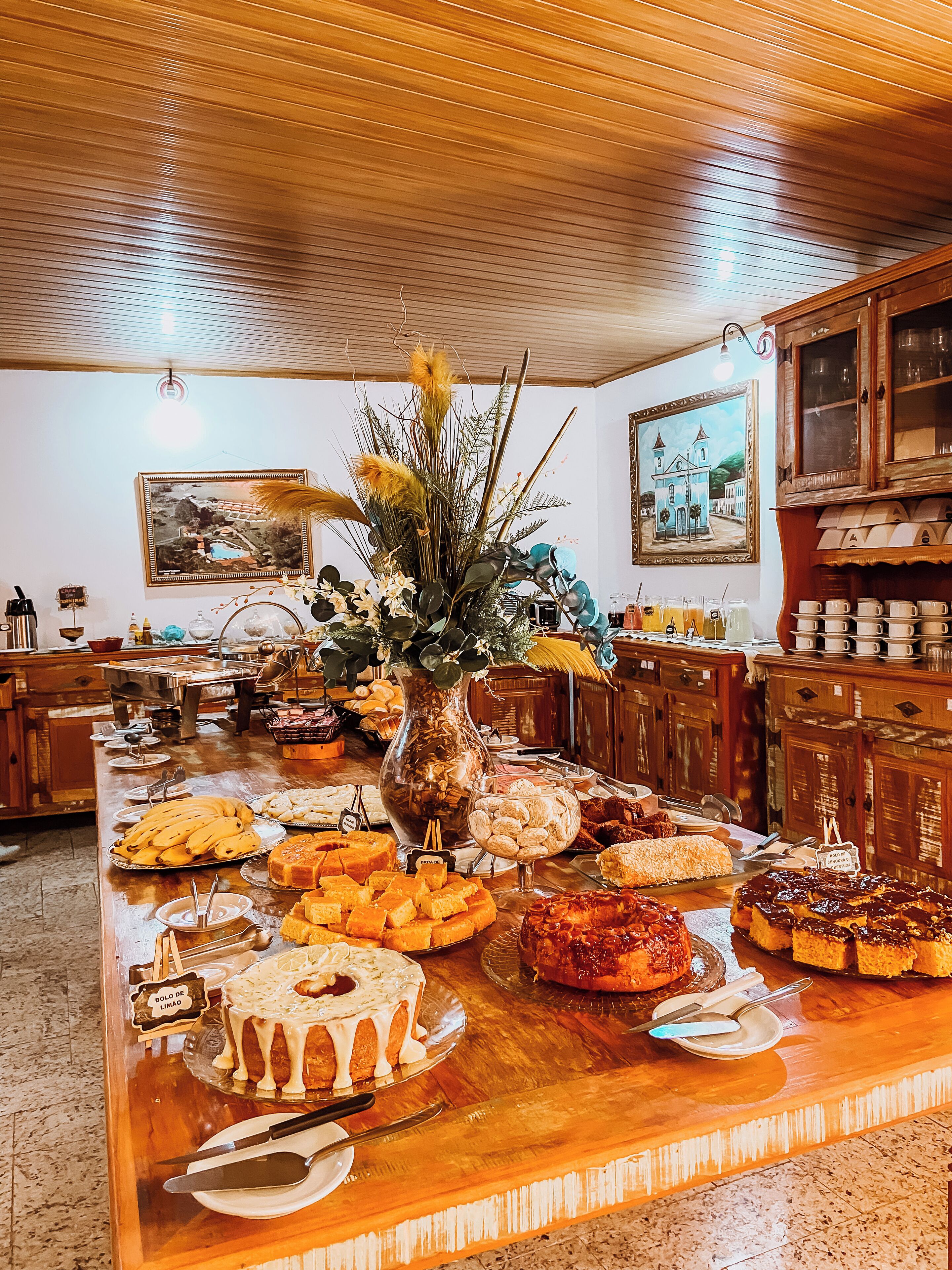 Una mesa de buffet con diversos alimentos y un jarrón decorativo.