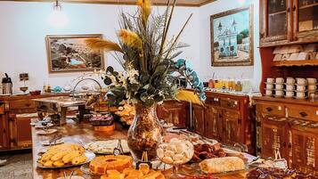 Ein reichhaltiges Buffet mit verschiedenen Speisen und einer dekorativen Vase.