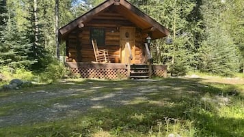 Cozy Moose Cabin (No Running Water) | 1 bedroom, premium bedding, individually decorated