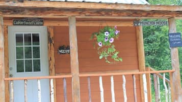 Cabaña básica (Munchin Moose Cabin ) | Ropa de cama de alta calidad y decoración personalizada